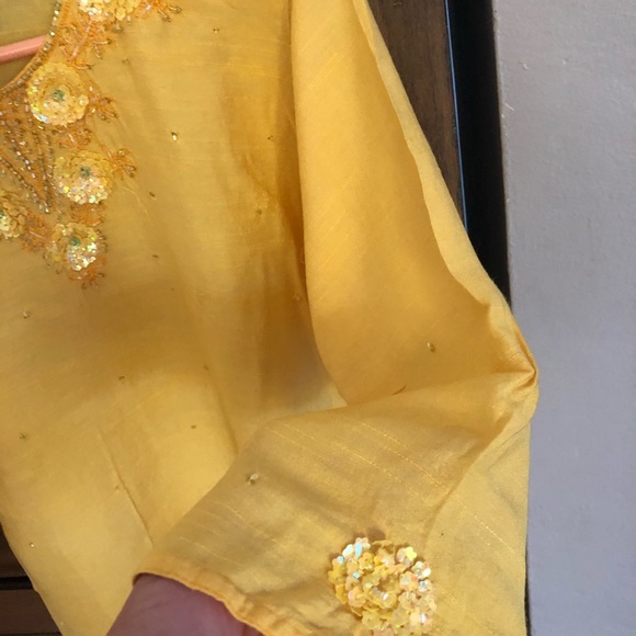 Beautiful sequenced top. - Picture 4 of 5